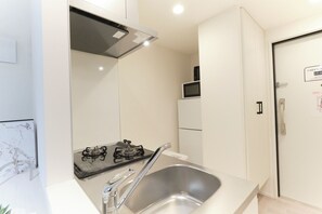 Appartement de base, non-fumeur (Room B) | Cuisine privée | Réfrigérateur grande capacité avec congélateur, four à micro-ondes