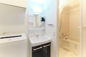Appartement, non-fumeurs (Room B) | Salle de bain | Ensemble douche/baignoire, sĂšche-cheveux, chaussons, serviettes fournies