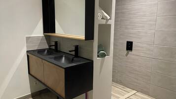 Serviettes fournies, papier toilette