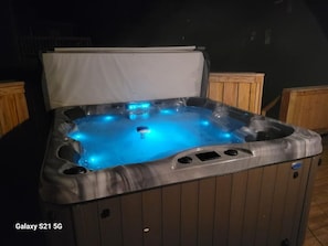 Un jacuzzi con tapa, un panel de control y una etiqueta que dice "Galaxy S21 5G".
