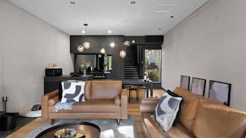 Smart TV, fireplace