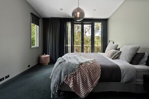 1 Schlafzimmer, Zimmersafe, Schreibtisch, Bügeleisen/Bügelbrett