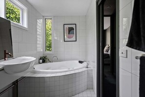 Jetted tub, hair dryer, towels, soap - Romantic Daylesford Lakefront: Fireplace, King Bed, Spa (Daylesford)