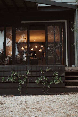 Romantic Daylesford Lakefront: Fireplace, King Bed, Spa