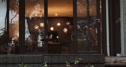 Romantic Daylesford Lakefront: Fireplace, King Bed, Spa