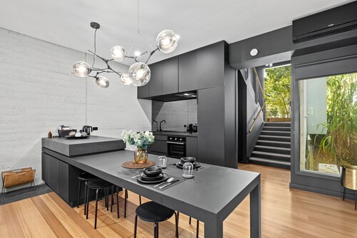 Romantic Daylesford Lakefront: Fireplace, King Bed, Spa