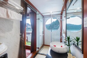 Shower, rainfall showerhead, free toiletries, hair dryer - Le Journey Calypso & Boutique Pool Cruises (Ha Long)