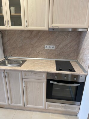 Fridge, stovetop, electric kettle, cookware/dishes/utensils - Premier Fort Beach Apartment (Sveti Vlas)