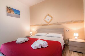 Rom – standard, hageutsikt | Safe på rommet, skrivebord, lydisolert og wi-fi (inkludert)