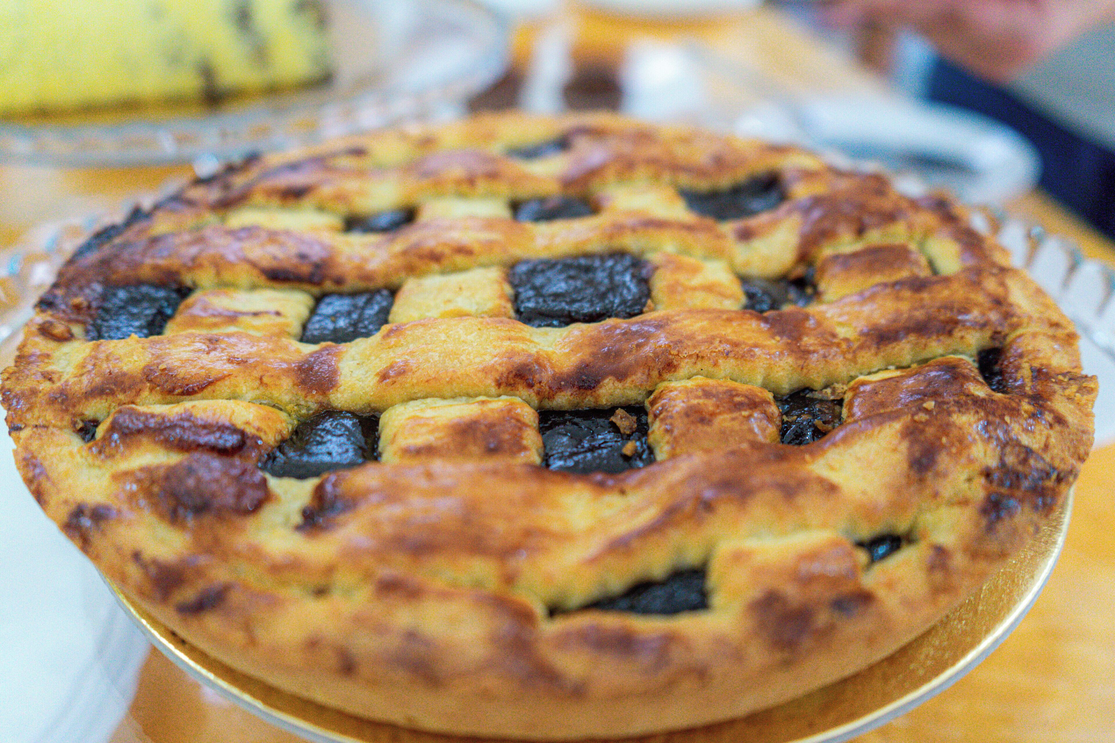 Una tarta de magdalena sobre un plato.