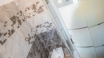 Ducha, secador de pelo, toallas, jabĂłn