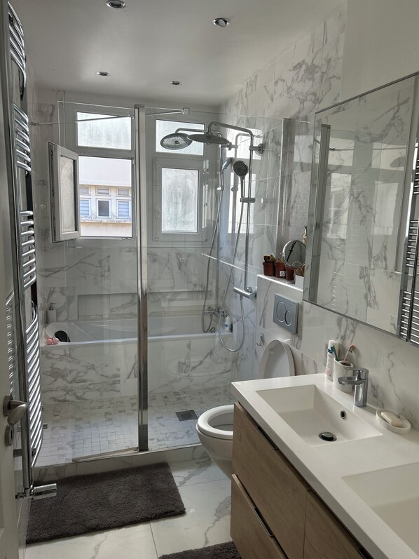 Dusche, Haartrockner, Handtücher, Seife