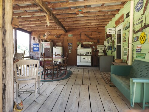 Minutes from Ga Southern & Historic Twin City is a 157 acre retreat to the past!