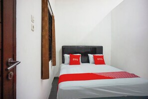 Standard Double Room | Free WiFi, bed sheets - Super OYO Resident- K Syariah (Medan)