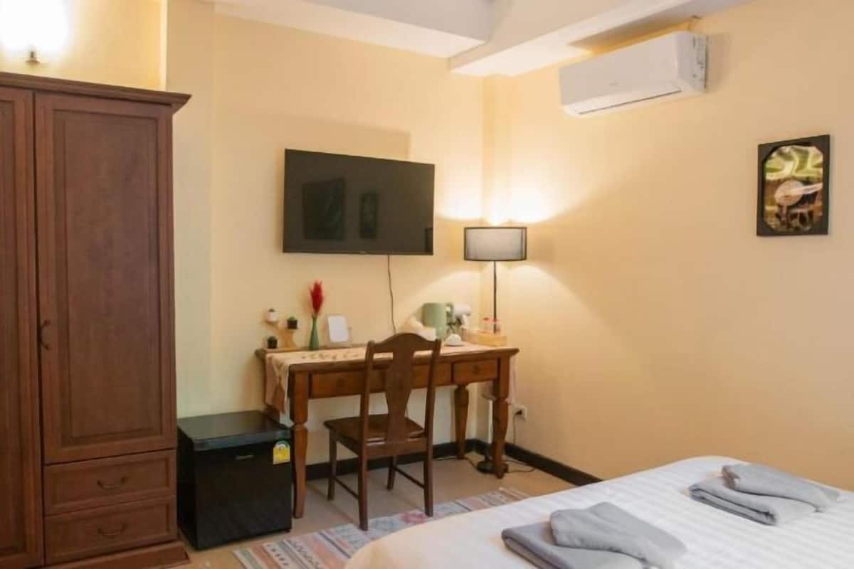 In-room safe, desk, laptop workspace, iron/ironing board