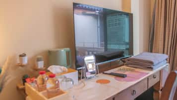 Caja de seguridad en la habitación y escritorio