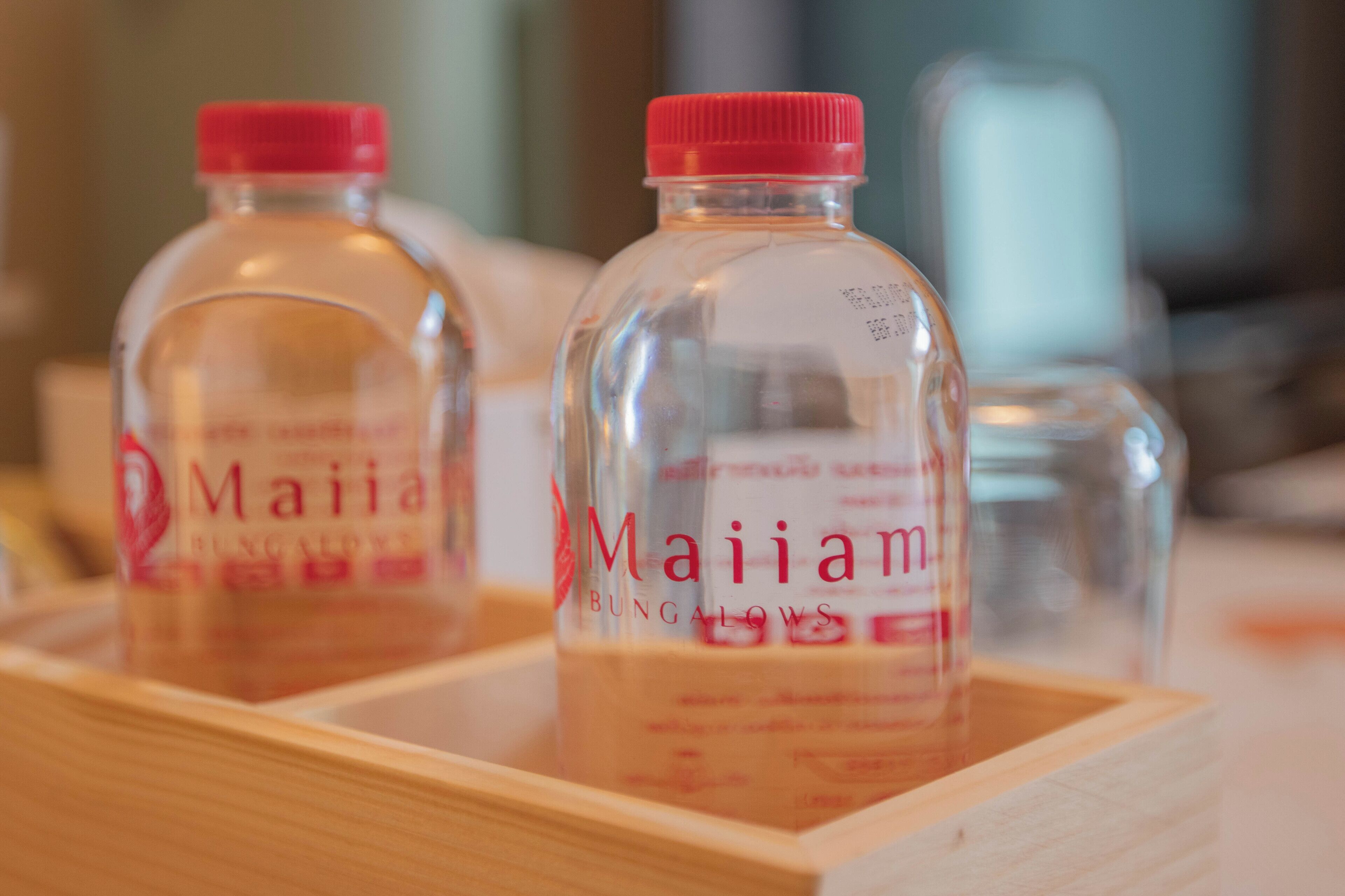 Brankas, meja kerja, ruang kerja ramah laptop, dan setrika/meja setrika