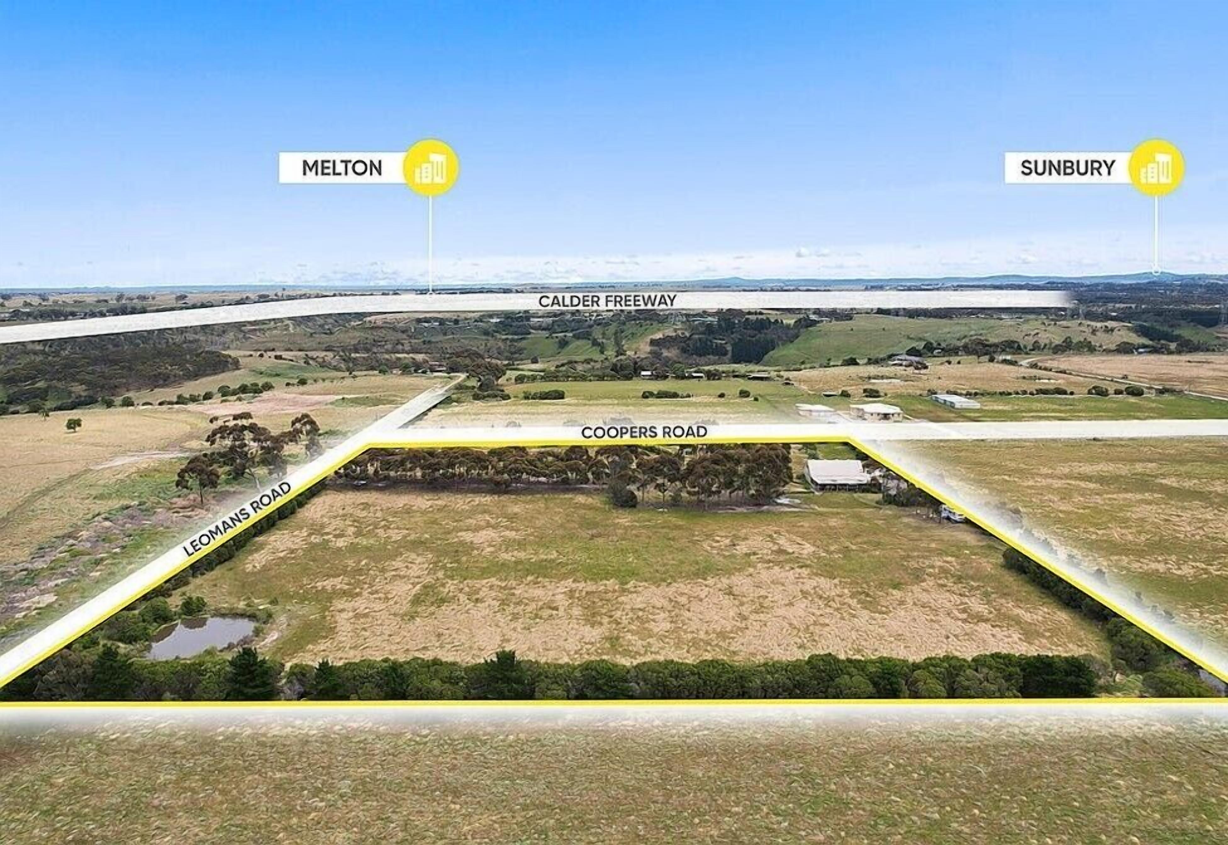Vue aérienne d’une zone rurale où l’on aperçoit les routes suivantes : Melton, Sunbury, l’autoroute Calder et Coopers Road.