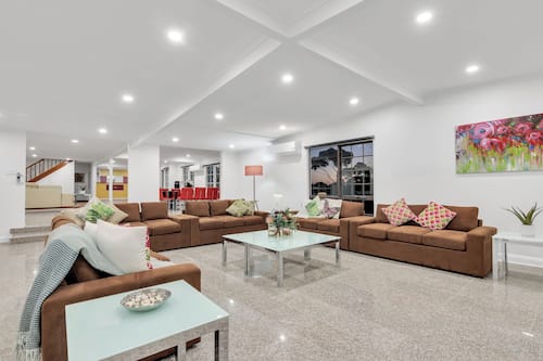 Casa exclusiva | Área de sala de estar | Televisión de pantalla plana de 50 pulgadas con canales digitales