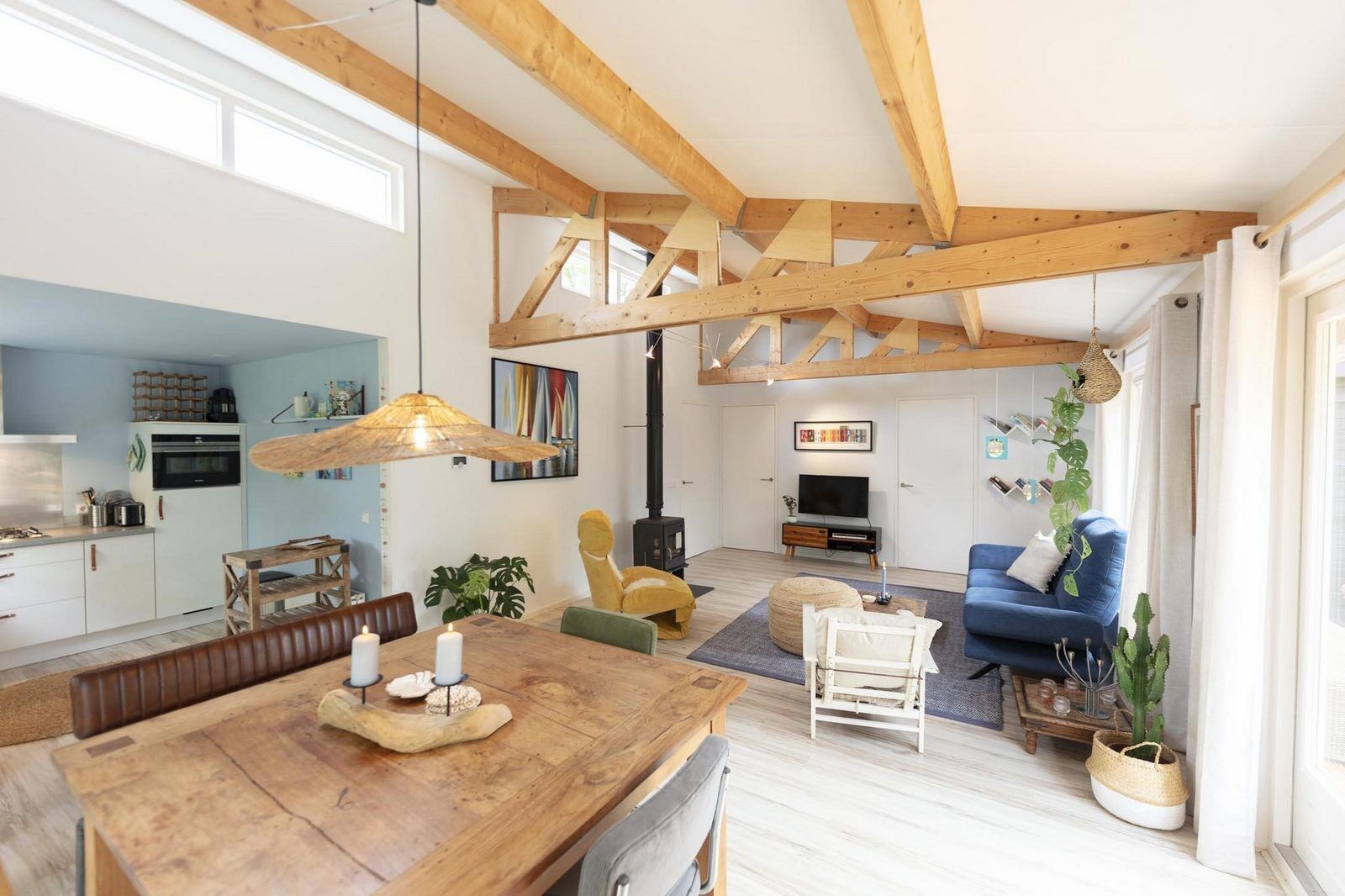 Televisie en een open haard