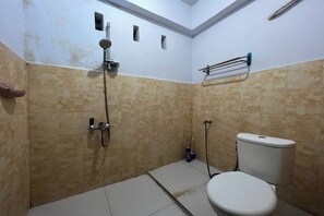 Standard Double Room | Bathroom | Shower - Hotel O Ziza Kost82 Syariah (Enrekang)