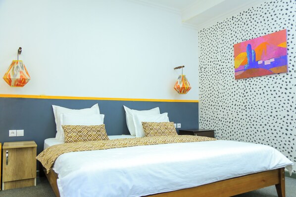 Comfort-Doppelzimmer, Stadtblick | Schreibtisch, laptopgeeigneter Arbeitsplatz, Bügeleisen/Bügelbrett