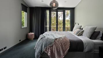 1 slaapkamer, een kluis op de kamer, een bureau