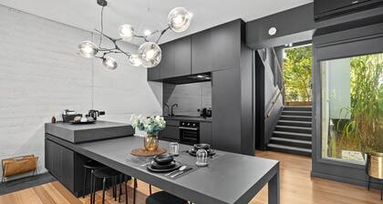 Romantic Daylesford Waterfront: Fireplace, King Bed, Spa