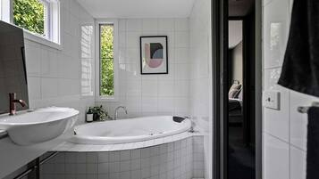 Een douche, een bubbelbad, een haardroger, handdoeken