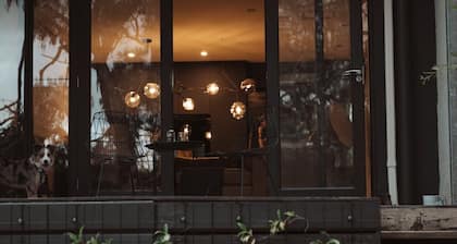 Romantic Daylesford Waterfront: Fireplace, King Bed, Spa