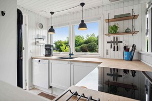 Kjøleskap, ovn, kokeplater og oppvaskmaskin