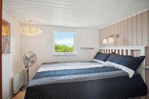4 bedrooms, iron/ironing board, free WiFi - Beautiful summer house for 8 people and 2 dogs (Karrebæksminde)