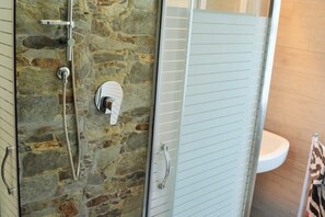 Dusche, Haartrockner, Bidet, Handtücher