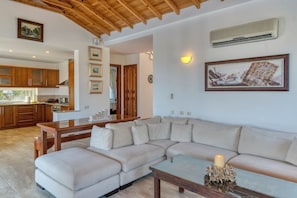 Villa Familiale, 5 chambres, vue mer | Coin séjour | Télévision à écran plat
