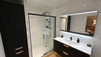 Douche, baignoire Ă jets, sĂšche-cheveux, serviettes fournies