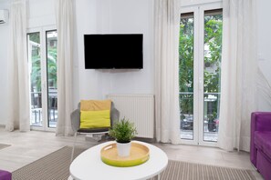 Leilighet – superior, 2 soverom, kjøkken | Oppholdsrom | En 36-tommers TV med kabel-kanaler