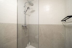 Porto | PAV 1D | Bathroom | Hair dryer, towels, toilet paper - Prime Portal Gateway to Urban Wonders (Porto)