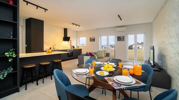 Porto | PAV 1E | Living area | Flat-screen TV