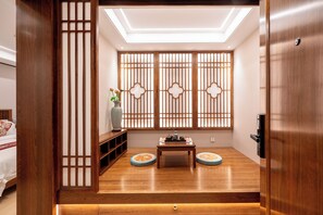 A traditional Japanese-style room with tatami flooring, a low wooden table, and a sliding door with a decorative screen. - fuxueqiuguojiudian (Beijing)