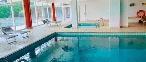 Een binnenzwembad en een seizoensgebonden buitenzwembad