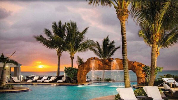 Pool - Deluxe Studio, Balcony Bay View, Amazing Pool (Sunny Isles Beach)