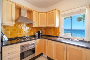 Réfrigérateur, micro-ondes, four, cafetière/bouilloire