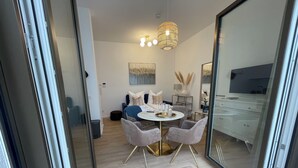 Luksus-studiosuite, 1 soverom, terrasse | Eget kjøkken | Espressomaskin, kaffetrakter/tekoker, kjøleskap og kokeplater