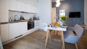 Luksusleilighet, 1 soverom, terrasse | Oppholdsområde | En 46-tommers LED-TV med digitale kanaler samt Netflix og oppvarmet gulv