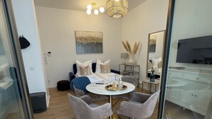 Luksus-studiosuite, 1 soverom, terrasse | Sengetøy av topp kvalitet, skrivebord og skrivebord for bærbar PC