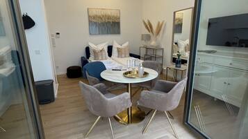 Luksus-studiosuite, 1 soverom, terrasse | Sengetøy av topp kvalitet, individuelt dekorert og individuelt innredet
