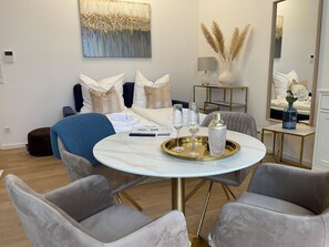 ห้องลักซ์ชัวรี่สตูดิโอสวีท, 1 ห้องนอน, ลานระเบียง | เครื่องนอนระดับพรีเมียม, ห้องพักตกแต่งอย่างมีเอกลักษณ์