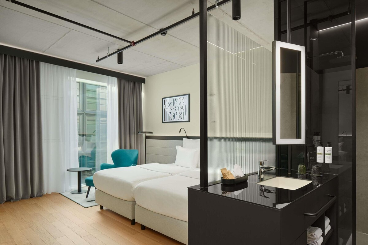 Standard room with two single beds