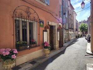 Front of property - La Belle Histoire (Claviers)