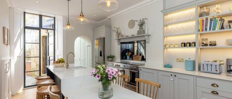 Oven, dishwasher, coffee/tea maker, electric kettle